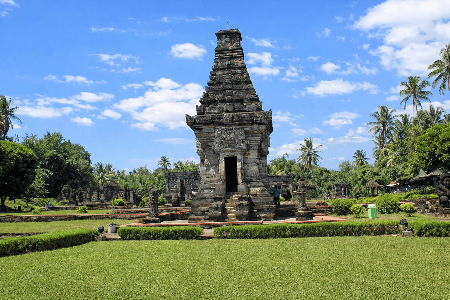 Rekonstruksi Perjalanan Hayam Wuruk Berdasarkan Nagarakretagama dan Sumber-Sumber Sejarah Modern