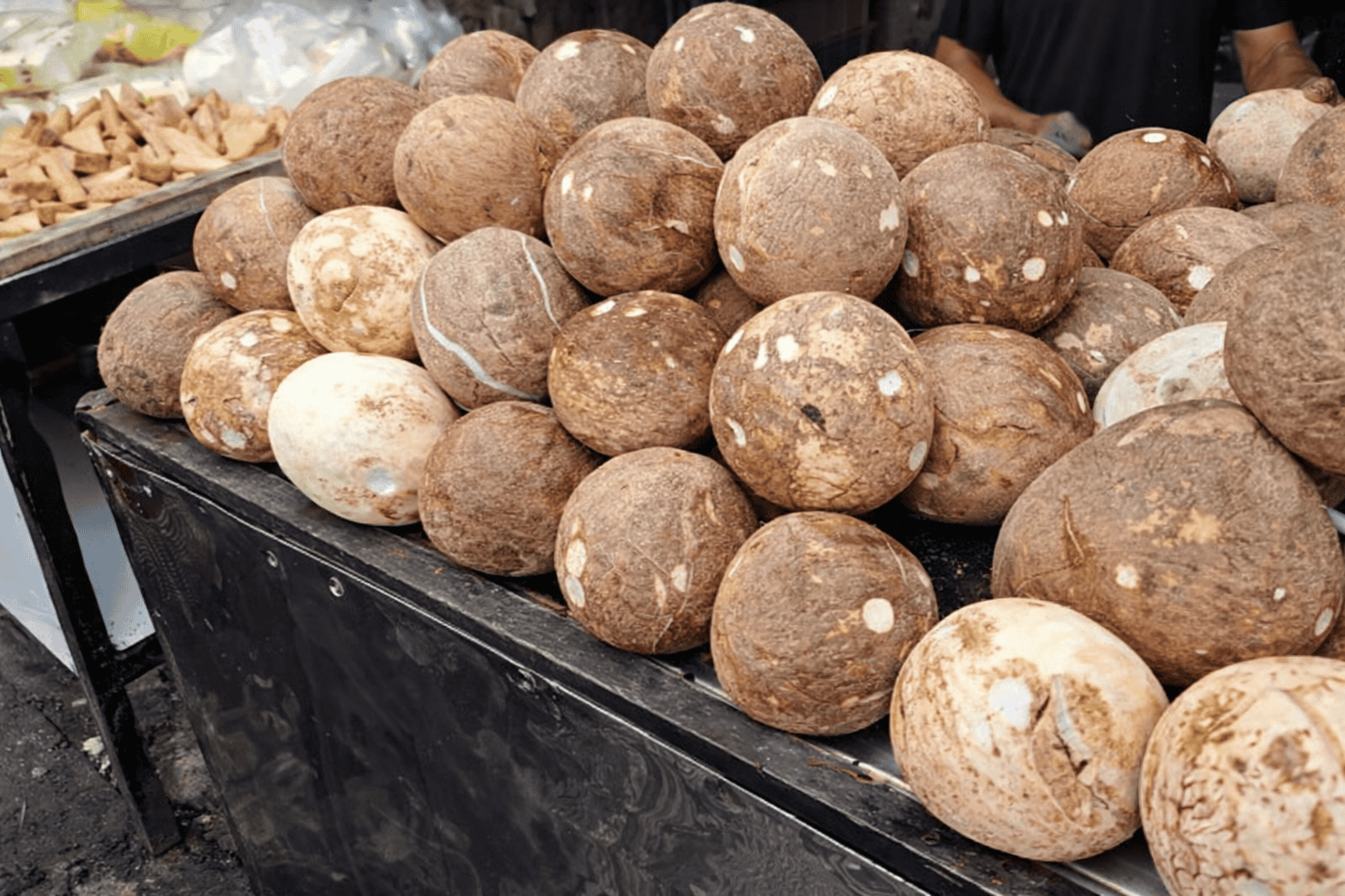 Buah Kelapa Yang Sudah Dikupas, dijual dipasar Bojonegoro