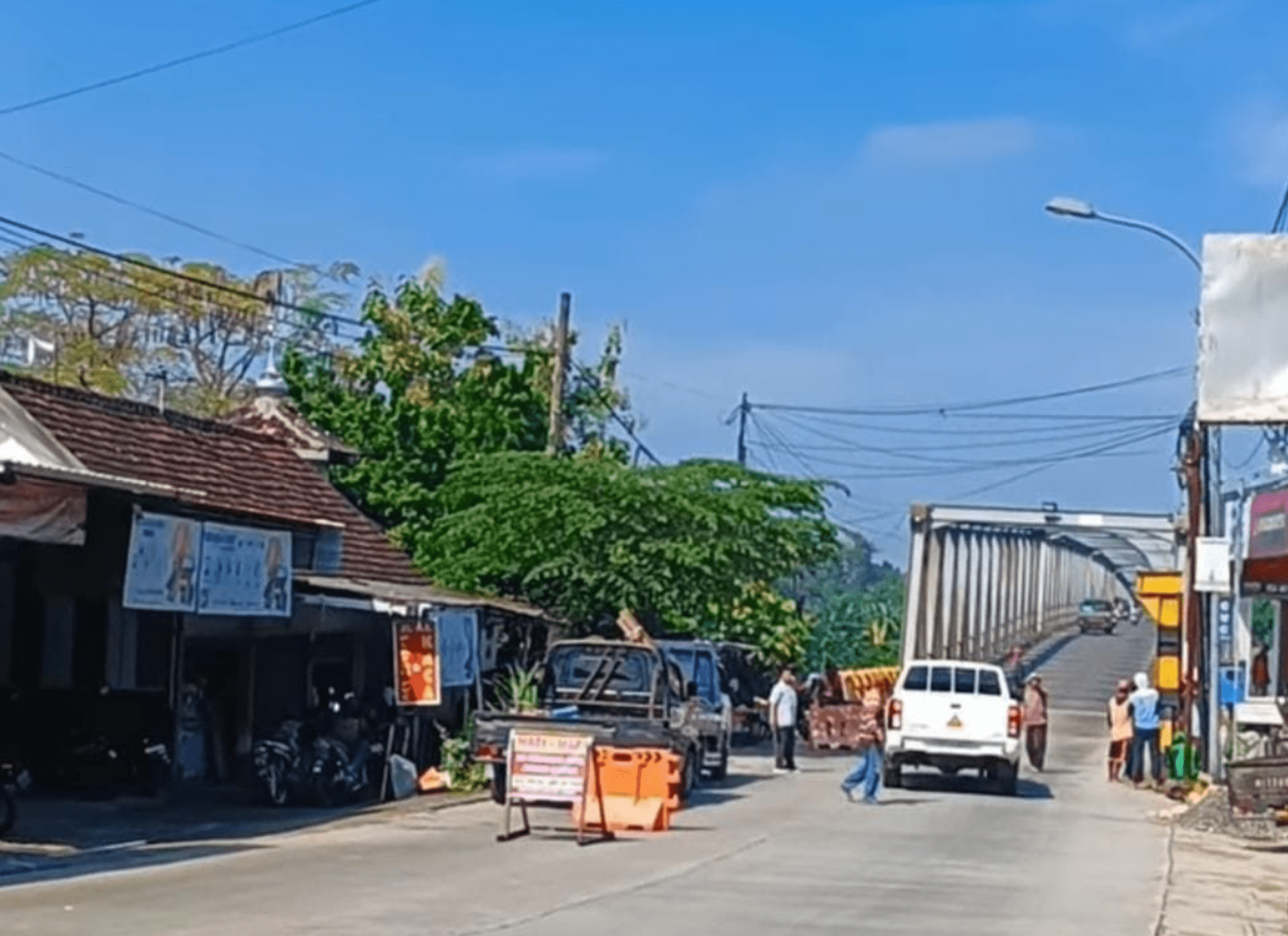 Protes Keras Warga Akibat Jembatan Bojonegoro-Tuban Di Portal
